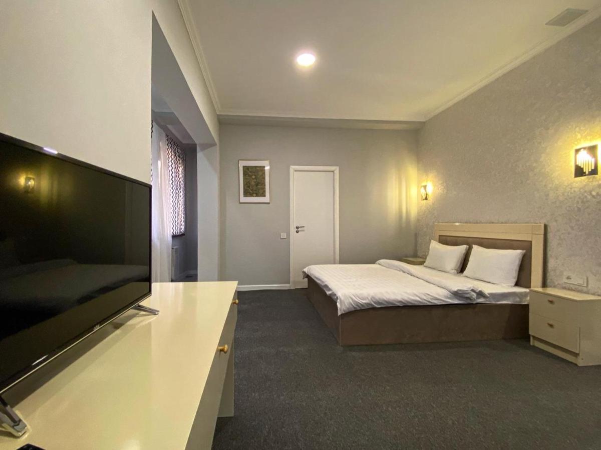 Montana Hotel Almaty Esterno foto